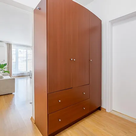 Matteo - Modern With Free Parking Apartment