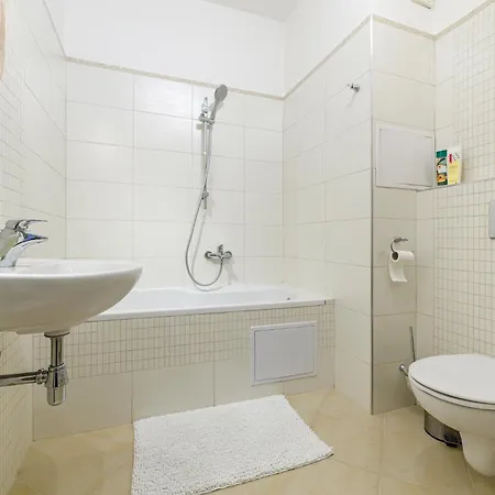 Matteo - Modern With Free Parking Apartment *