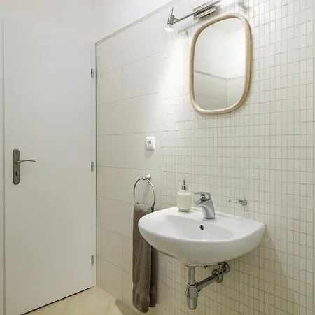 Matteo - Modern With Free Parking *