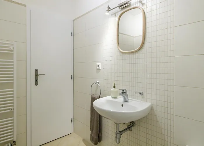 Matteo - Modern With Free Parking *